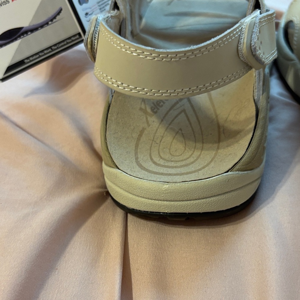 XELERO Athletic Sandals - Cream straps NWT - Picture 11 of 16